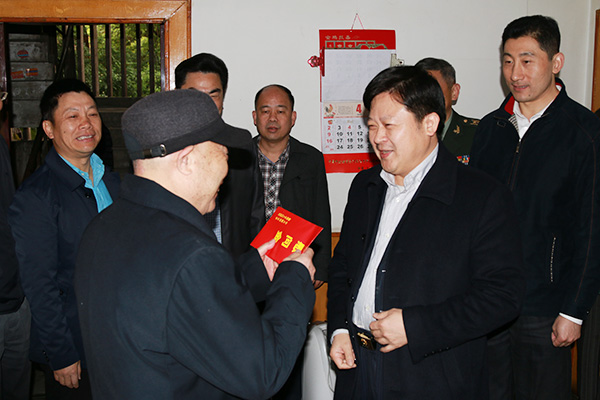 劉志仁親臨郴汽集團(tuán)走訪(fǎng)慰問(wèn)軍轉(zhuǎn)干部國(guó)防建設(shè)二等功臣侯尚德